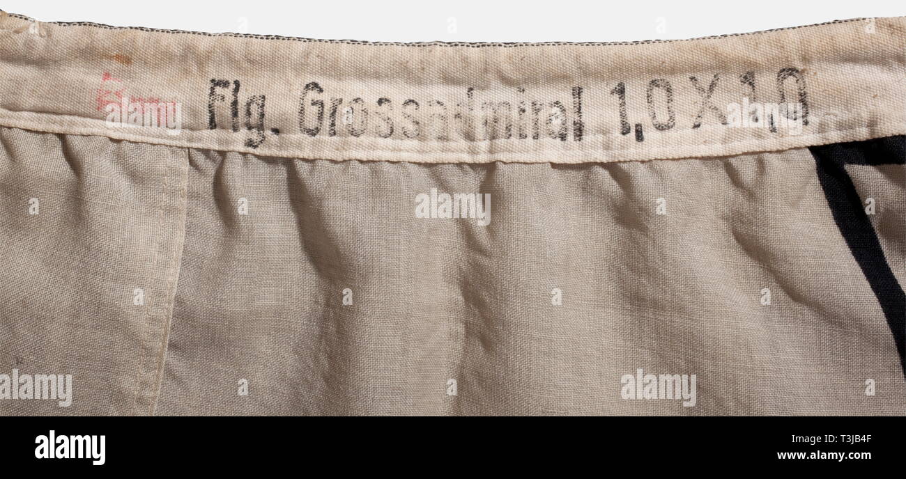 Un grand pavillon de l'amiral, le linge en coton blanc, les deux côtés imprimés en couleur avec une croix de fer, à laquelle sont croisés Grand Amiral est appliquée avec des matraques eagle. Le timbre "Flg. Grossadmiral 1,0 x 1,0" et l'acceptation de la marine. Avec un trou de brûlure et d'autres petits trous, sinon bien préservé avec des couleurs vives. historique, historique, 1930, 20e siècle, la marine, des forces navales, militaires, militaria, branche de service, les directions générales de service, les forces armées, le service armé, objet, objets, alambics, clipping, coupures, cut out, cut-out, cut-outs, drapeau, drapeaux, insignes, symbole, symboles, l'emb, Editorial-Use-seulement Banque D'Images