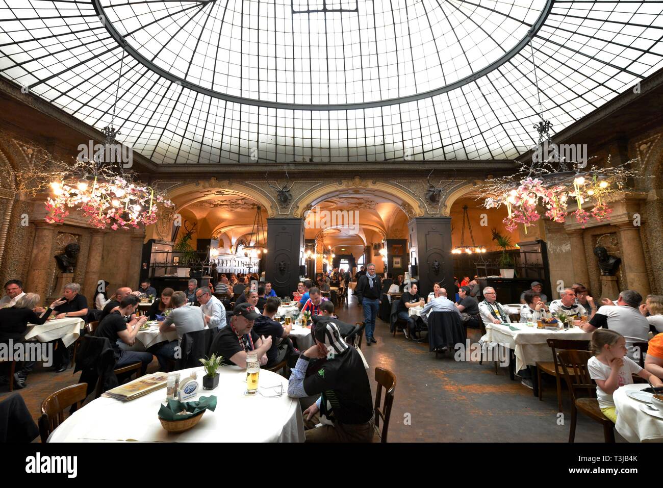 Restaurant brasserie traditionnelle, Augustiner Stammhaus, Neuhauser Strasse, Munich, Bavière, Allemagne Banque D'Images