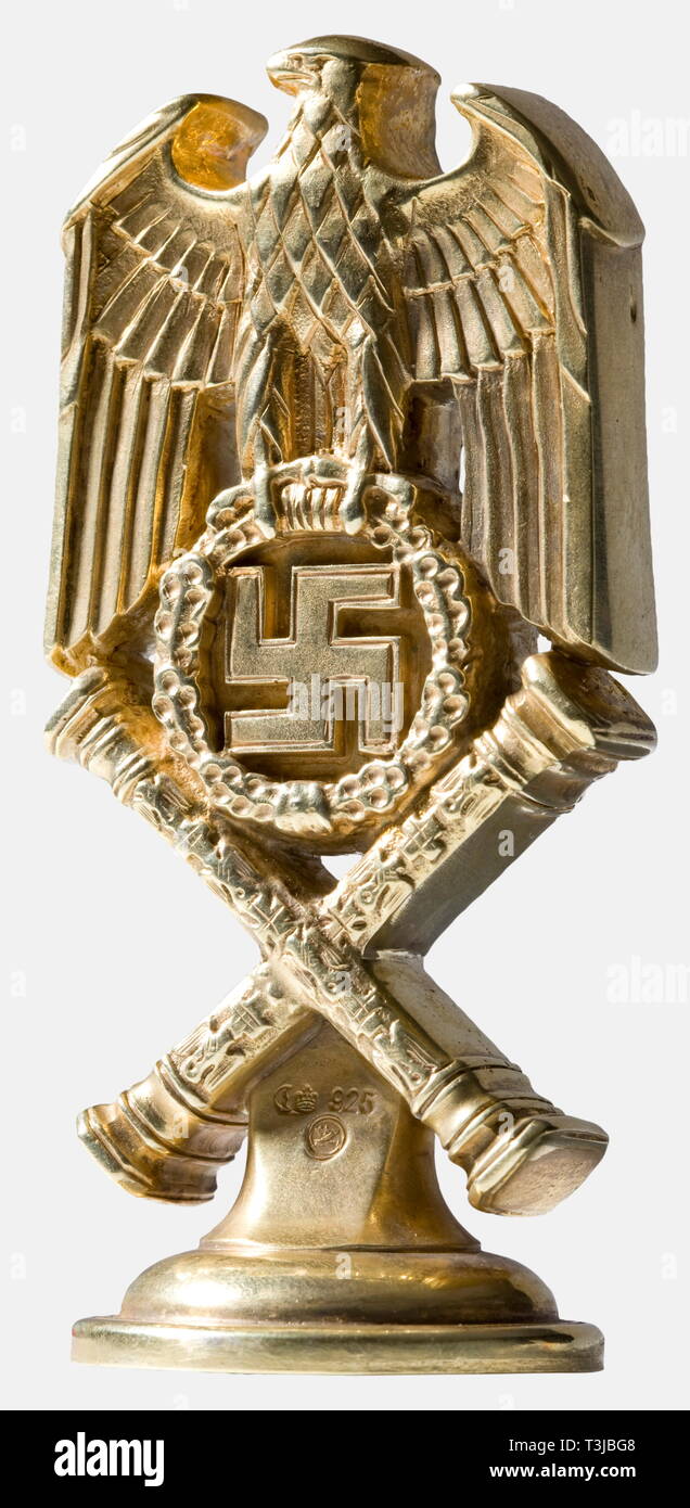 Hermann Göring, son sceau personnel comme Reich Marshal façonné en argent et doré. La forme du joint n'est que de l'épaule d'une conception uniforme de Maréchal du Reich, c.-à-d'un aigle aux ailes demi-propagation au-dessus d'une couronne de feuilles de chêne avec croix gammée et la traversé du Maréchal du Reich des matraques. Le plan de joint est sculpté avec le grand, Göring casqué des armoiries de la famille avec l'inscription 'environs' Le Reichsmarschall Hermann Göring. Profondément frappé sur l'inverse est la marque du joaillier Berlin Herbert Zeitner et mark de finesse '925' avec croissant de lune et couronne. , Editorial-Use-seulement Banque D'Images