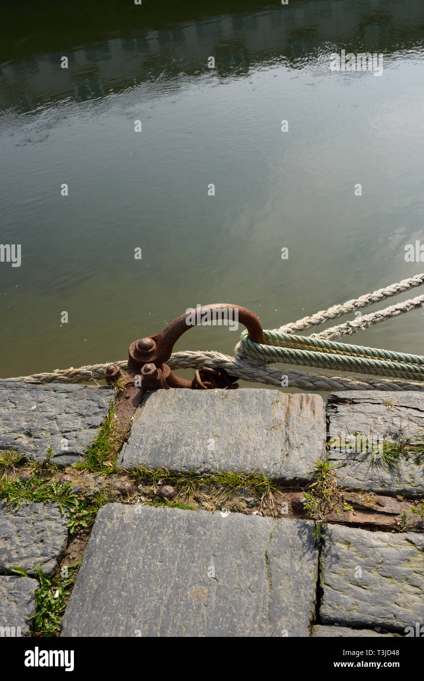 Quai d'ardoise avec anneau en acier rouillé et amarres Banque D'Images