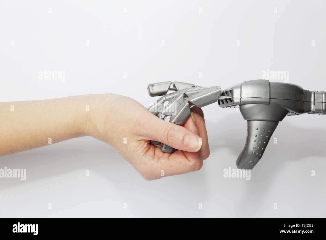 Robot et l'homme. La main d'une personne vivante et la main d'un robot-ensemble. La technologie moderne et de la robotique. Des robots et des personnes à proximité. Concept. Banque D'Images