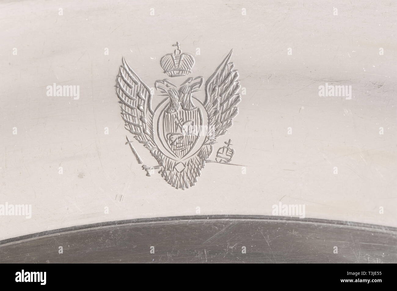 Une assiette de taille moyenne à partir de la table d'argent, datée du 1840, le joaillier de la cour du tsar, Nichols & Plinke, Saint-Pétersbourg d'argent avec une bordure festonnée, rim à feuilles portant le monogramme gravé "SUR" dans le cadre de la Couronne Russe à la frontière avec la Fédération de couronné aigle bicéphale en face. La partie inférieure affiche le poinçon 'N & P' pour Nichols & Plinke, le travail du maître mark 'H.A.L." (Long), Henrik Août Saint-pétersbourg poinçon pour '84' zolotniki, et la marque d'inspection pour Dmitry Ilich Tverskoi '1840'. Diamètre 29 cm. Poids 895g. N'inventaire, Additional-Rights Clearance-Info-Not-Available- Banque D'Images