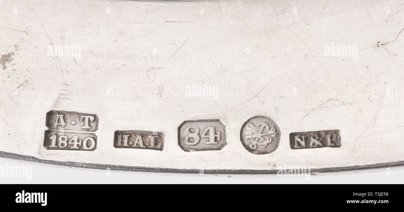 Une assiette de taille moyenne à partir de la table d'argent, datée du 1840, le joaillier de la cour du tsar, Nichols & Plinke, Saint-Pétersbourg d'argent avec une bordure festonnée, rim à feuilles portant le monogramme gravé "SUR" dans le cadre de la Couronne Russe à la frontière avec la Fédération de couronné aigle bicéphale en face. La partie inférieure affiche le poinçon 'N & P' pour Nichols & Plinke, le travail du maître mark 'H.A.L." (Long), Henrik Août Saint-pétersbourg poinçon pour '84' zolotniki, et la marque d'inspection pour Dmitry Ilich Tverskoi '1840'. Diamètre 29 cm. Poids 895g. N'inventaire, Additional-Rights Clearance-Info-Not-Available- Banque D'Images