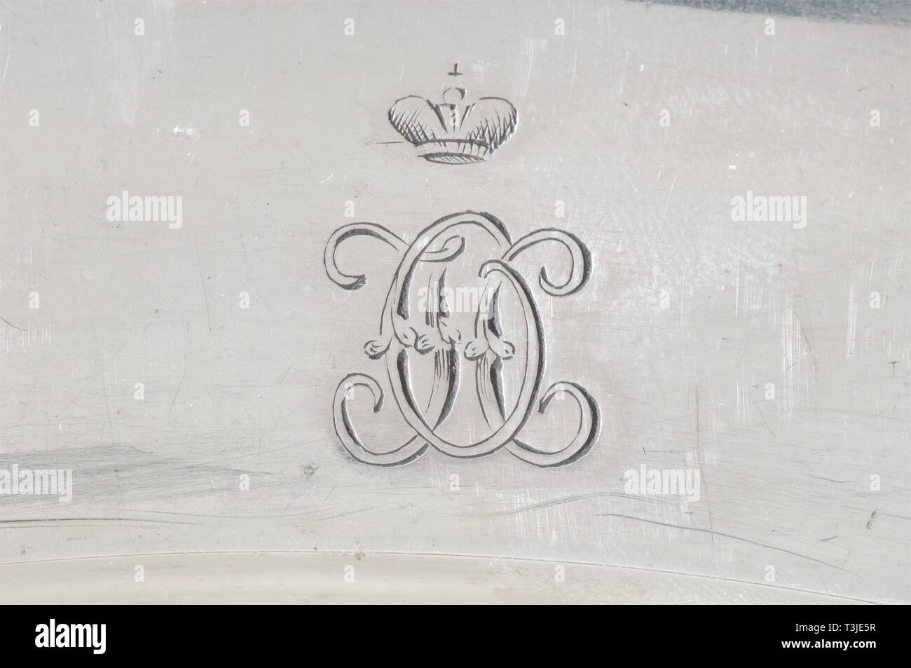 Un grand plat de service à partir de la table d'argent, datée du 1840, le joaillier de la cour du tsar, Nichols & Plinke, Saint-Pétersbourg d'argent avec une bordure festonnée, rim à feuilles portant le monogramme gravé "SUR" dans le cadre de la Couronne Russe à la frontière avec la Fédération de couronné aigle bicéphale en face. La partie inférieure affiche le poinçon 'N & P' pour Nichols & Plinke, le travail du maître mark 'H.A.L." (Long), Henrik Août Saint-pétersbourg poinçon pour '84' zolotniki, et la marque d'inspection pour Dmitry Ilich Tverskoi '1840'. Diamètre 35,5 cm. Poids 1288 g. Engourdie, Additional-Rights inventaire-Clearance-Info-Not-Available Banque D'Images