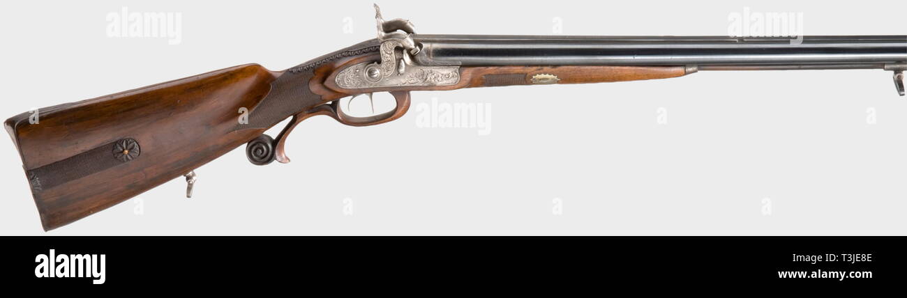 Une carabine et fusil de chasse à percussion combiné, Rieger à Munich, vers 1830/40. Des barils en high gloss bleuissage. Le canon du fusil a un 7-groove canon rayé de calibre 12,5 mm. Le fusil canon est à 15 mm. La signature 'Rieger dans München' incrusté dans l'argent sur le dessus de la nervure principale. Sites touristiques d'aronde. Vue arrière manquant. Les protège-mamelons avec serrures gravé, un bras abîmé, incomplet. Des déclencheurs avec double détente. La moitié finement sculpté. Couvercle de la boîte de raccordement est bloqué. Meubles en fer gravé. Baguette en bois à pointe en laiton. Longueur 111,5 cm. , Additional-Rights Clearance-Info-Not-Available- Banque D'Images