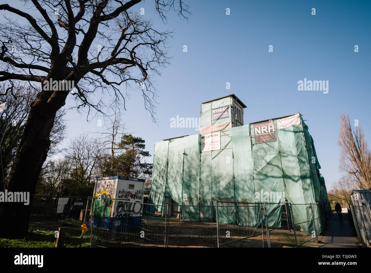 Hanovre, Allemagne. 01 avr, 2019. L'art de l'eau sur la laisse est enveloppée d'un échafaudage. Les jardins Herrenhäuser a enregistré un nombre record de visiteurs l'année dernière. Toutefois, certains projets de rénovation sont nécessaires. Environ 20 millions d'euros sont disponibles. C'est également d'être utilisés pour de nouvelles constructions. Credit : Ole Spata/dpa/Alamy Live News Banque D'Images