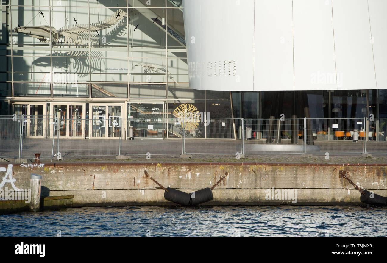 Stralsund, Allemagne. 10 avr, 2019. L'Ozeaneum, prises par beau temps dans le port. Stralsund est de recevoir 10,35 millions d'euros de la part du gouvernement fédéral pour le réaménagement du quai en face de l'Ozeaneum. Les fonds viennent du "Développement urbain national du programme de financement des projets du Ministère fédéral de l'intérieur. L'argent sera utilisé pour remettre en état les installations de quai dans le centre-ville de Stralsund, qui est classé comme site du patrimoine mondial de l'UNESCO, et donc également servir de phare pour l'Ozeaneum. Banque D'Images