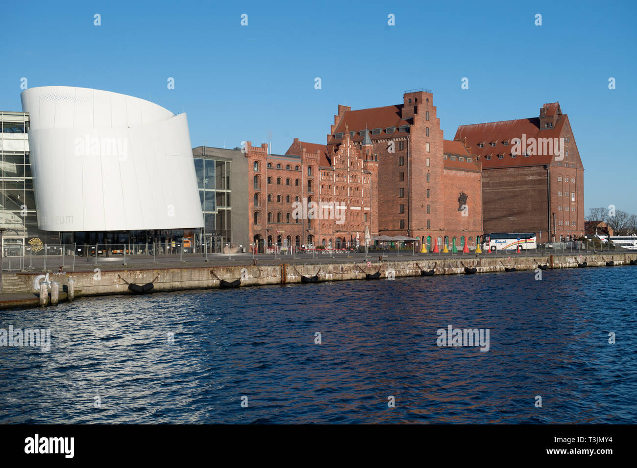 10 avril 2019, Mecklembourg-Poméranie-Occidentale, l'Ozeaneum Stralsund : et le stockage, prises par beau temps dans le port. Stralsund est de recevoir 10,35 millions d'euros de la part du gouvernement fédéral pour le réaménagement du quai en face de l'Ozeaneum. Les fonds viennent du "Développement urbain national du programme de financement des projets du Ministère fédéral de l'intérieur. L'argent sera utilisé pour remettre en état les installations de quai dans le centre-ville de Stralsund, qui est classé comme site du patrimoine mondial de l'UNESCO, et donc également servir de phare pour l'Ozeaneum. Banque D'Images