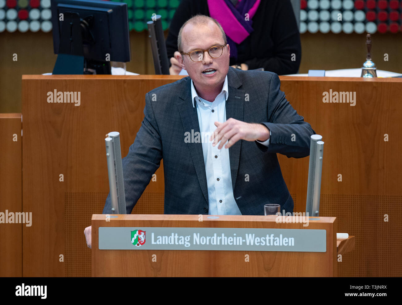 10 avril 2019, Berlin, Düsseldorf : Jochen Ott (SPD), membre du parlement de l'état de Rhénanie du Nord-Westphalie, prendra la parole au cours du débat au parlement de l'Etat dans une heure d'actualité à la demande des Verts sur la construction de logements. Le week-end dernier, beaucoup de gens en NRW a également pris dans les rues de rage sur la hausse constante des loyers. Le nombre de nouveaux appartements et prix "la construction de logements est largement inférieure à la demande', critiquer les Verts. En même temps, chaque année, des milliers d'appartements tombé hors du lien social. Photo : Guido Kirchner/dpa Banque D'Images