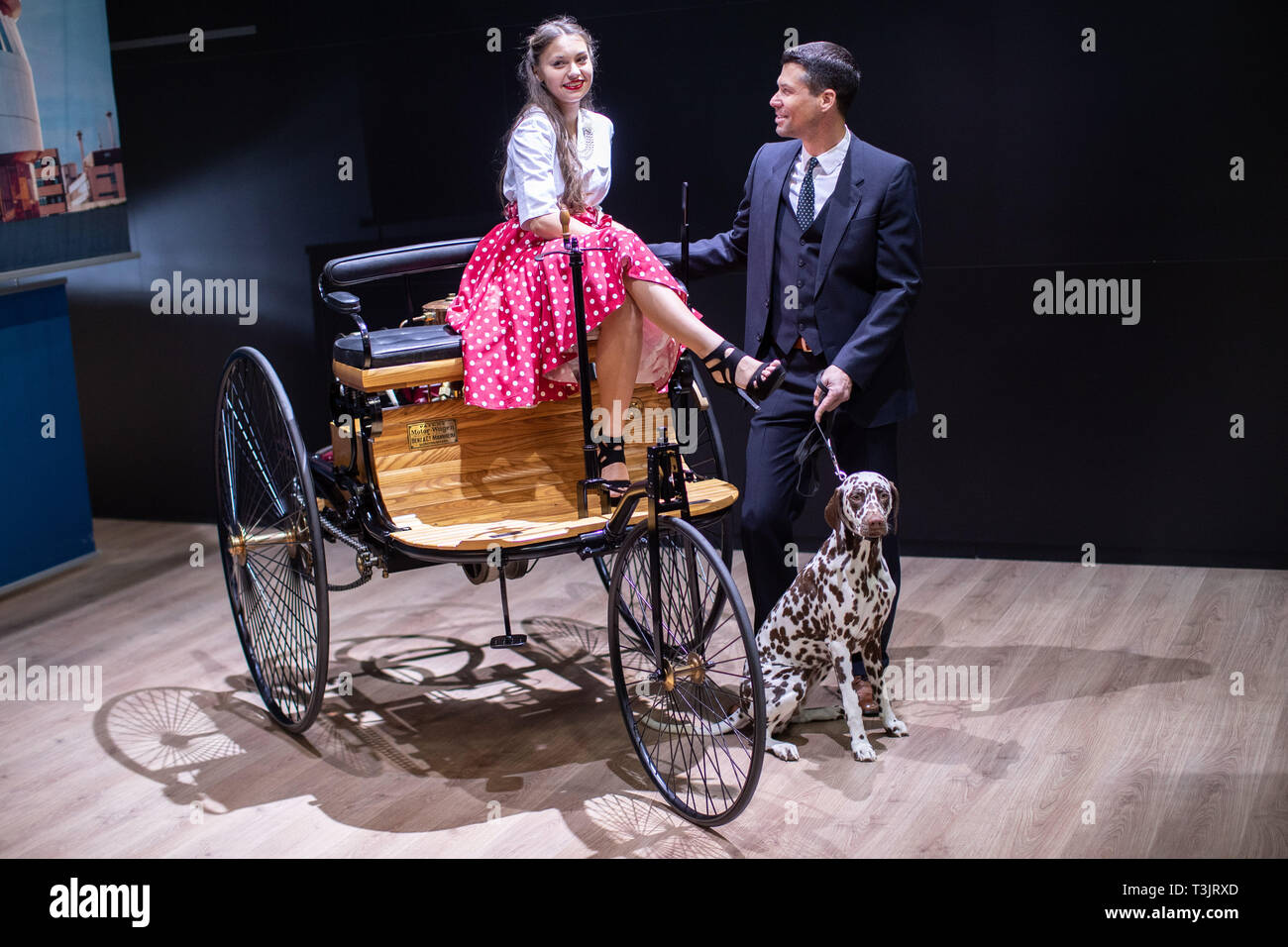 Essen, Allemagne. 10 avr, 2019. Les modèles Laura et de l'Olaf, ainsi que chien Fritzi, sont devant le Benz Patent-Motorwagen I, la première voiture à partir de 1886, au Techno Classica pour classic et youngtimers. La foire a lieu du 10 au 14 avril. Crédit : Marcel Kusch/dpa/Alamy Live News Banque D'Images