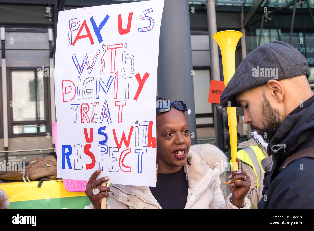 Londres, Royaume-Uni. 10 avril 2019. Les travailleurs indépendants et les militants au gouvernement ministère de l'économie, de l'énergie et de stratégie industrielle (IBE) protester à la fin de leurs trois jours de grève pour les travailleurs indépendants byy un salaire décent et les termes et conditions. Ils sont sur la pauvreté payer, sous-traitées par Ararmark à BEIS qui ont répondu à leur demande avec les menaces de licenciements. Crédit : Peter Marshall/Alamy Live News Banque D'Images