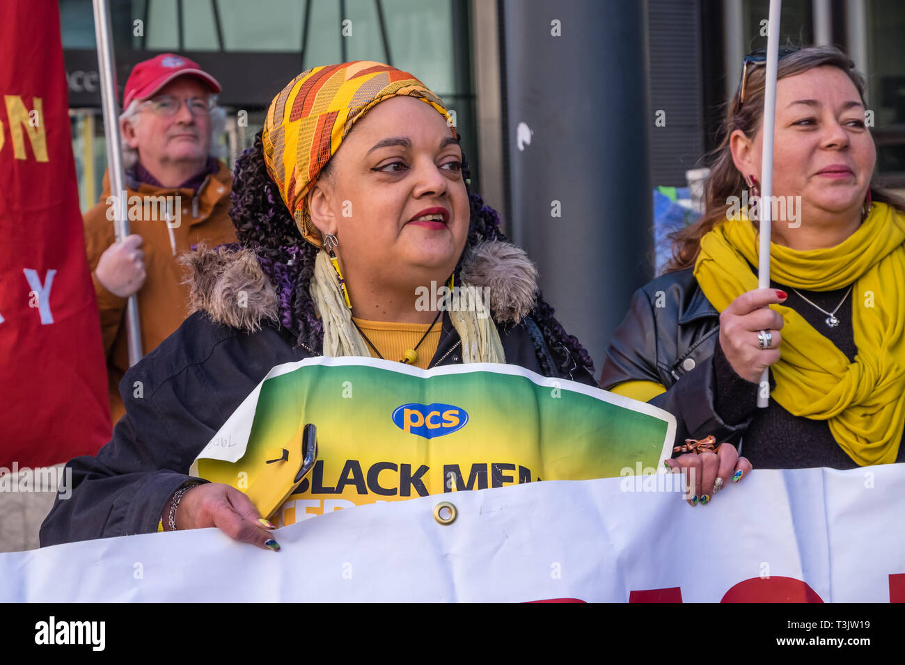 Londres, Royaume-Uni. 10 avril 2019. À la campagne le gouvernement ministère de l'économie, de l'énergie et de stratégie industrielle (IBE) , y compris Zita Holbourne de PC et BARAC, faire preuve de solidarité avec les travailleurs indépendants à la fin de leurs trois jours de grève pour un salaire décent et des termes et conditions. Les travailleurs sont sur la pauvreté payer, sous-traitées par Ararmark à BEIS qui ont répondu avec des menaces de licenciements. Crédit : Peter Marshall/Alamy Live News Banque D'Images
