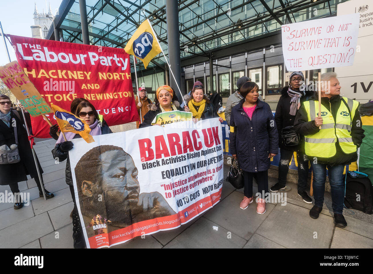 Londres, Royaume-Uni. 10 avril 2019. À la campagne le gouvernement ministère de l'économie, de l'énergie et de stratégie industrielle (IBE) faire preuve de solidarité avec les travailleurs indépendants à la fin de leurs trois jours de grève pour un salaire décent et des termes et conditions. Les travailleurs sont sur la pauvreté payer, sous-traitées par Ararmark à BEIS qui ont répondu avec des menaces de licenciements. Beaucoup sont également des difficultés financières en raison de leur refus de l'employeur d'une partie de leur salaire à la suite d'un changement à leur cycle de paye. Crédit : Peter Marshall/Alamy Live News Banque D'Images