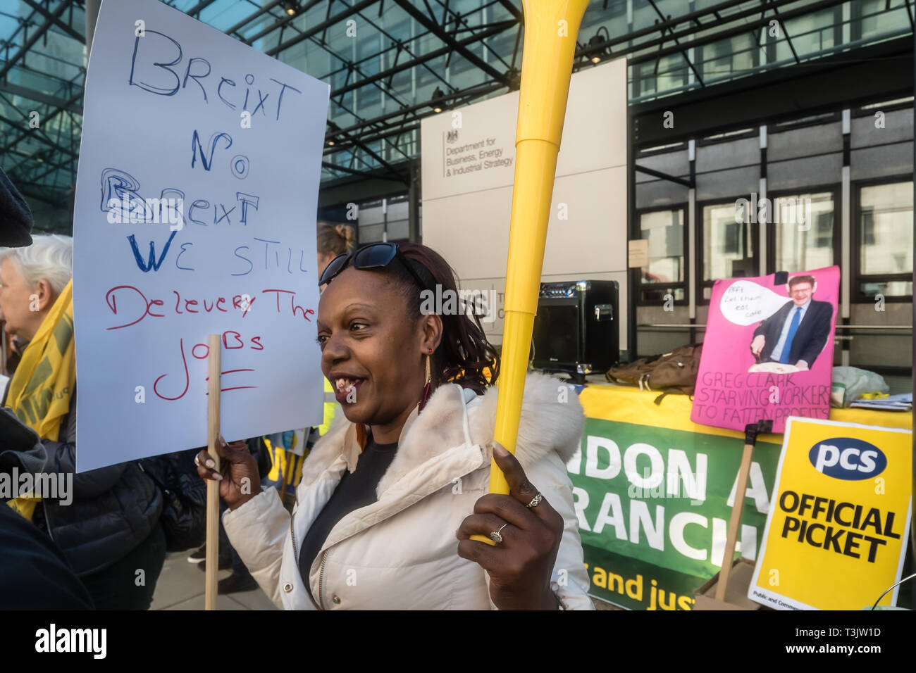 Londres, Royaume-Uni. 10 avril 2019. Les travailleurs indépendants et les militants au gouvernement ministère de l'économie, de l'énergie et de stratégie industrielle (IBE) protester à la fin de leurs trois jours de grève pour les travailleurs indépendants byy un salaire décent et les termes et conditions. Ils sont sur la pauvreté payer, sous-traitées par Ararmark à BEIS qui ont répondu à leur demande avec les menaces de licenciements. Crédit : Peter Marshall/Alamy Live News Banque D'Images