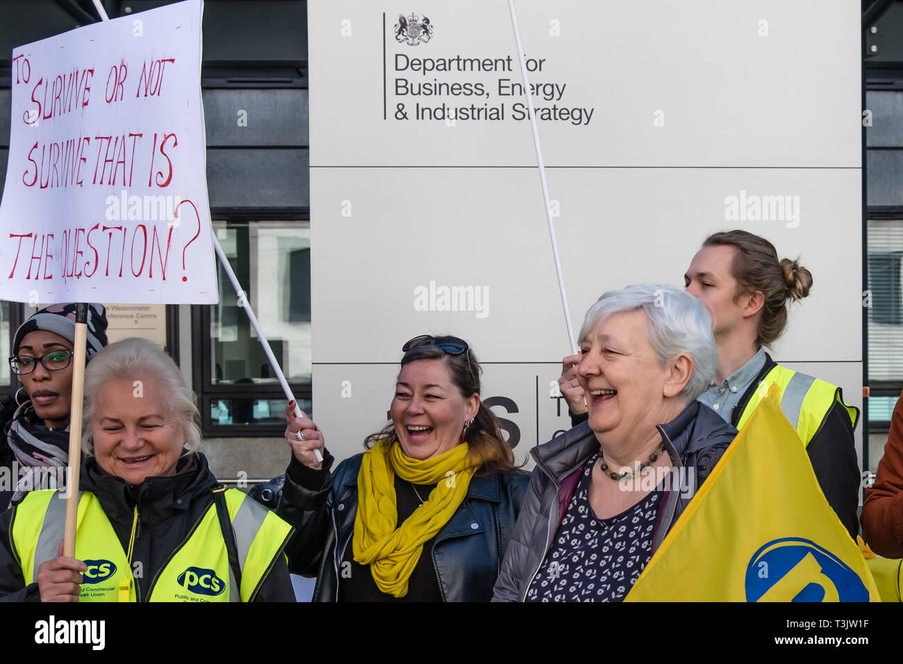 Londres, Royaume-Uni. 10 avril 2019. Les travailleurs indépendants et les militants au gouvernement ministère de l'économie, de l'énergie et de stratégie industrielle (IBE) protester à la fin de leurs trois jours de grève pour les travailleurs indépendants byy un salaire décent et les termes et conditions. Ils sont sur la pauvreté payer, sous-traitées par Ararmark à BEIS qui ont répondu à leur demande avec les menaces de licenciements. Crédit : Peter Marshall/Alamy Live News Banque D'Images