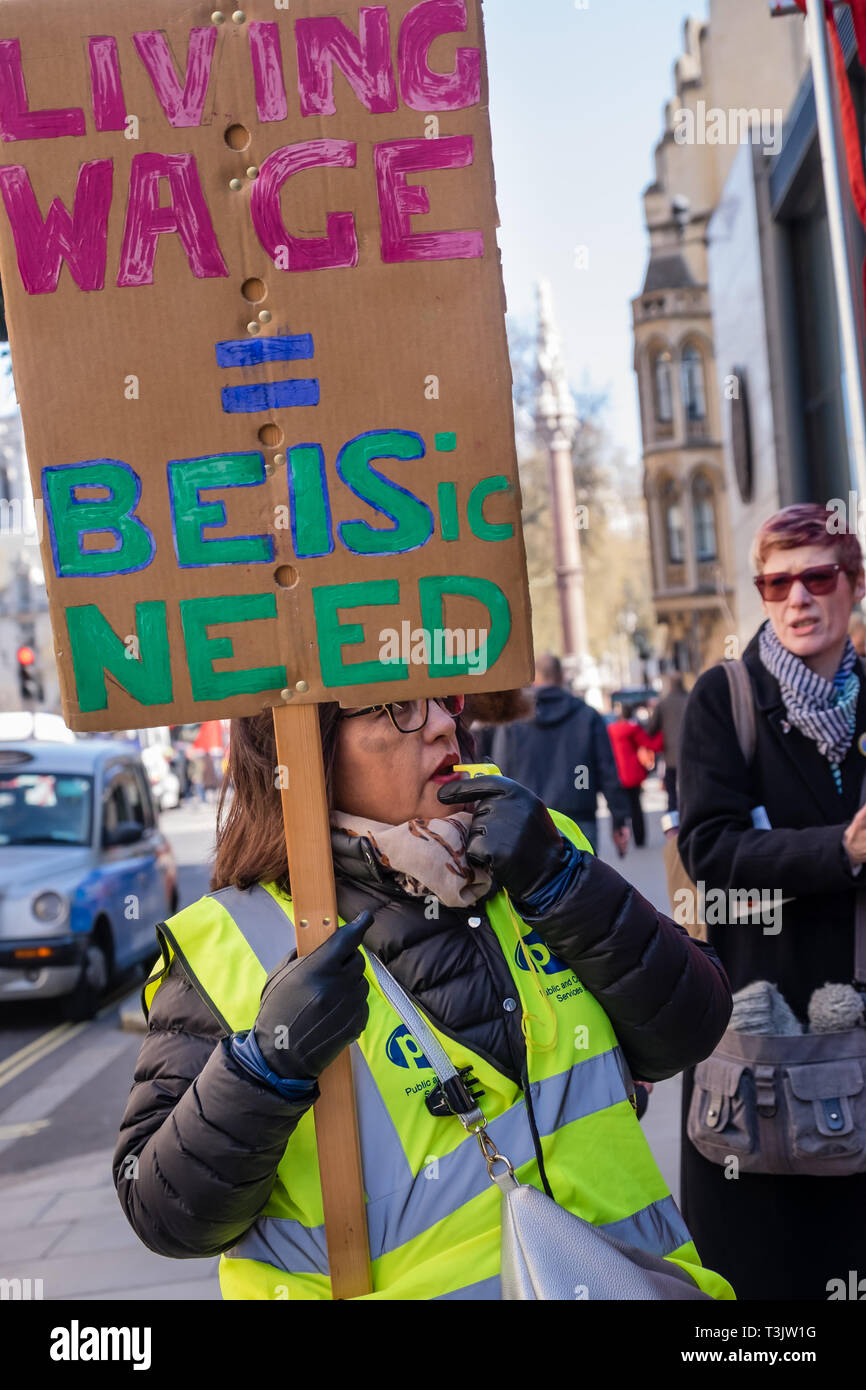 Londres, Royaume-Uni. 10 avril 2019. Les travailleurs indépendants et les militants au gouvernement ministère de l'économie, de l'énergie et de stratégie industrielle (IBE) protester à la fin de leurs trois jours de grève pour les travailleurs indépendants byy un salaire décent et les termes et conditions. Ils sont sur la pauvreté payer, sous-traitées par Ararmark à BEIS qui ont répondu à leur demande avec les menaces de licenciements. Crédit : Peter Marshall/Alamy Live News Banque D'Images