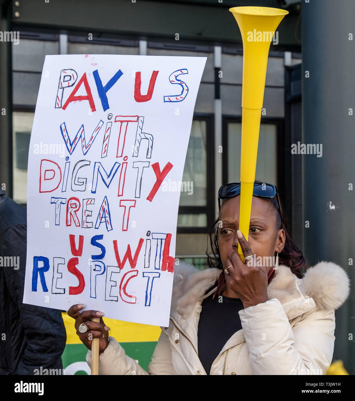 Londres, Royaume-Uni. 10 avril 2019. Les travailleurs indépendants et les militants au gouvernement ministère de l'économie, de l'énergie et de stratégie industrielle (IBE) protester à la fin de leurs trois jours de grève pour les travailleurs indépendants byy un salaire décent et les termes et conditions. Ils sont sur la pauvreté payer, sous-traitées par Ararmark à BEIS qui ont répondu à leur demande avec les menaces de licenciements. Crédit : Peter Marshall/Alamy Live News Banque D'Images