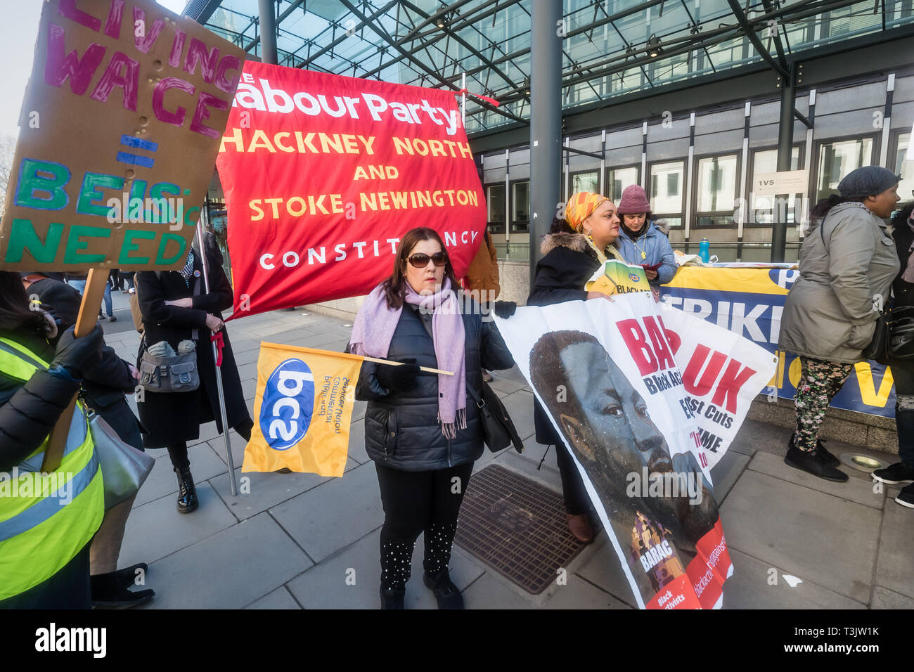 Londres, Royaume-Uni. 10 avril 2019. À la campagne le gouvernement ministère de l'économie, de l'énergie et de stratégie industrielle (IBE) faire preuve de solidarité avec les travailleurs indépendants à la fin de leurs trois jours de grève pour un salaire décent et des termes et conditions. Les travailleurs sont sur la pauvreté payer, sous-traitées par Ararmark à BEIS qui ont répondu avec des menaces de licenciements. Beaucoup sont également des difficultés financières en raison de leur refus de l'employeur d'une partie de leur salaire à la suite d'un changement à leur cycle de paye. Crédit : Peter Marshall/Alamy Live News Banque D'Images