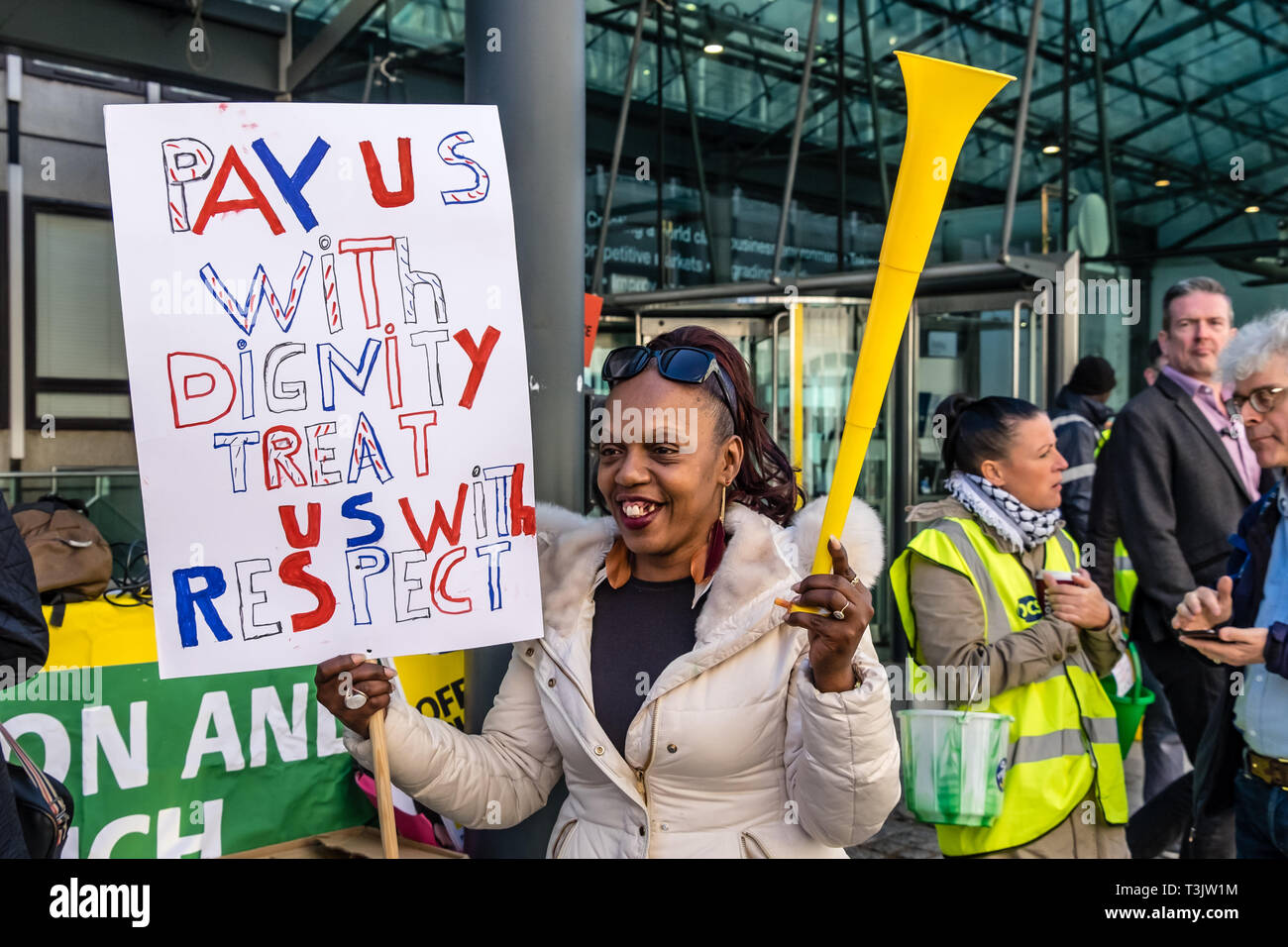 Londres, Royaume-Uni. 10 avril 2019. Les travailleurs indépendants et les militants au gouvernement ministère de l'économie, de l'énergie et de stratégie industrielle (IBE) protester à la fin de leurs trois jours de grève pour les travailleurs indépendants byy un salaire décent et les termes et conditions. Ils sont sur la pauvreté payer, sous-traitées par Ararmark à BEIS qui ont répondu à leur demande avec les menaces de licenciements. Crédit : Peter Marshall/Alamy Live News Banque D'Images