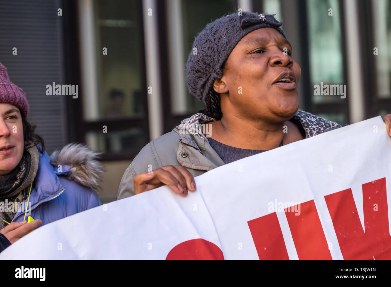 Londres, Royaume-Uni. 10 avril 2019. Les travailleurs indépendants et les militants au gouvernement ministère de l'économie, de l'énergie et de stratégie industrielle (IBE) protester à la fin de leurs trois jours de grève pour les travailleurs indépendants byy un salaire décent et les termes et conditions. Ils sont sur la pauvreté payer, sous-traitées par Ararmark à BEIS qui ont répondu à leur demande avec les menaces de licenciements. Crédit : Peter Marshall/Alamy Live News Banque D'Images