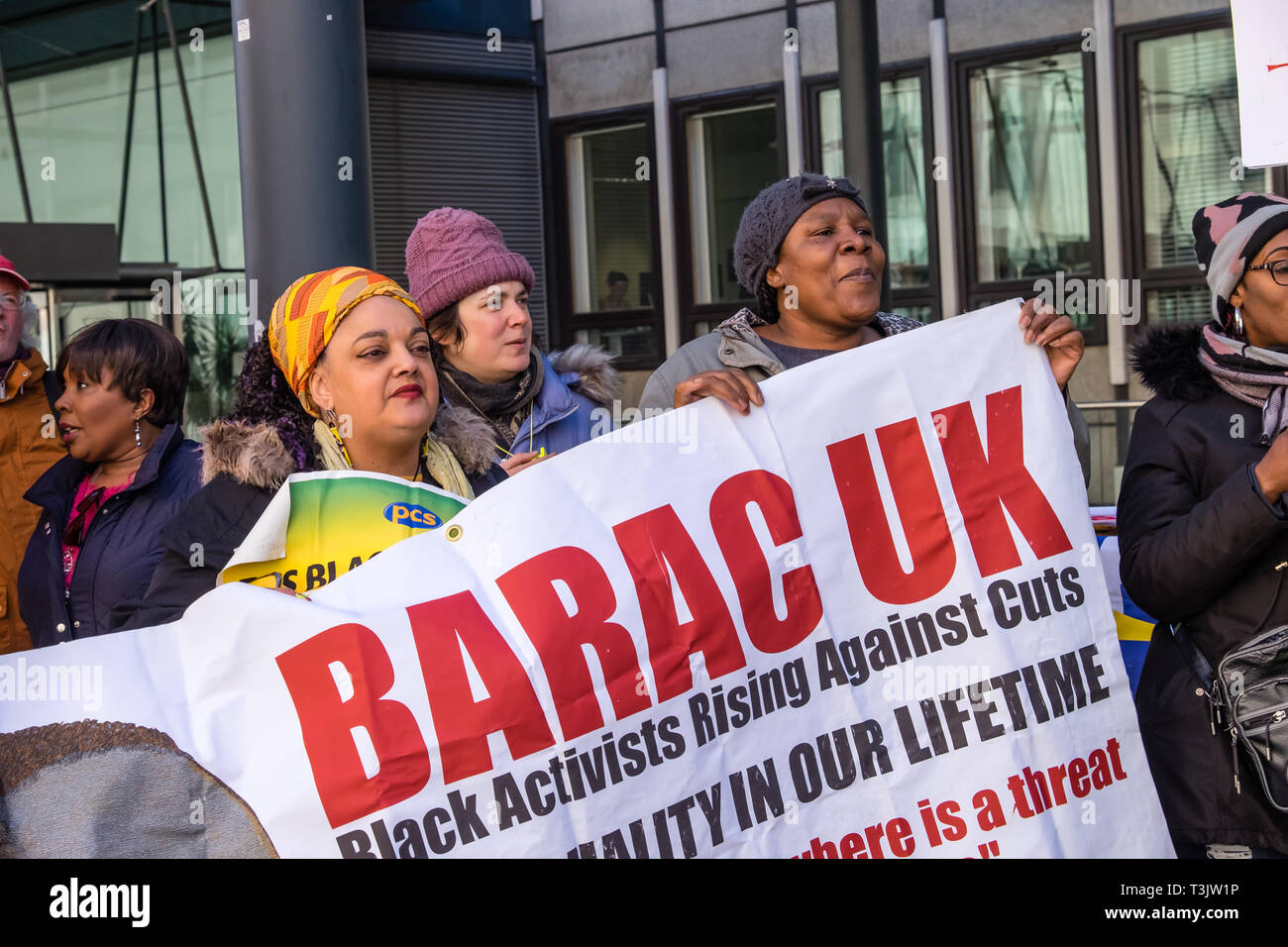 Londres, Royaume-Uni. 10 avril 2019. Les travailleurs indépendants et les militants au gouvernement ministère de l'économie, de l'énergie et de stratégie industrielle (IBE) protester à la fin de leurs trois jours de grève pour les travailleurs indépendants byy un salaire décent et les termes et conditions. Ils sont sur la pauvreté payer, sous-traitées par Ararmark à BEIS qui ont répondu à leur demande avec les menaces de licenciements. Crédit : Peter Marshall/Alamy Live News Banque D'Images