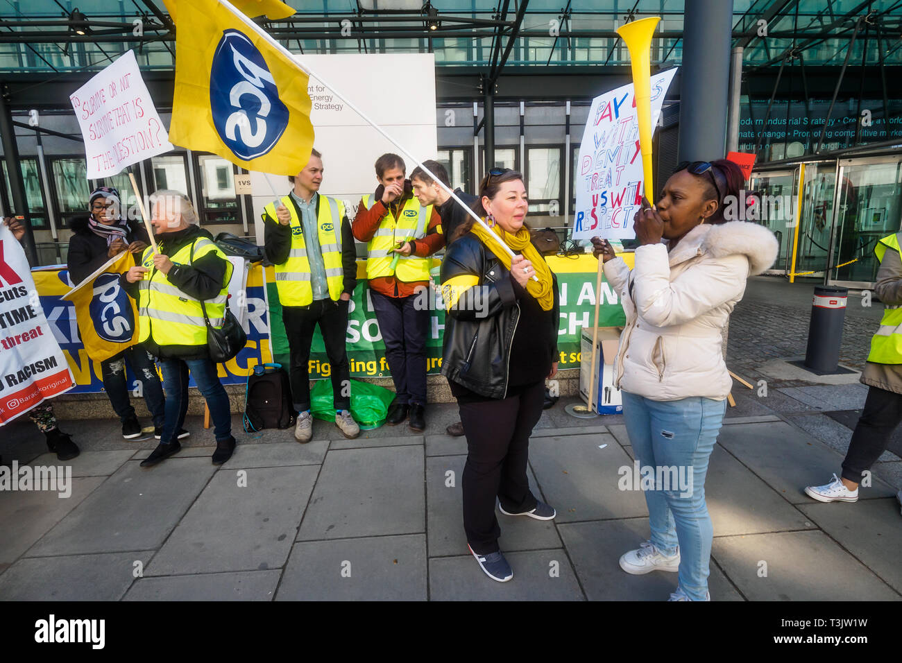 Londres, Royaume-Uni. 10 avril 2019. À la campagne le gouvernement ministère de l'économie, de l'énergie et de stratégie industrielle (IBE) faire preuve de solidarité avec les travailleurs indépendants à la fin de leurs trois jours de grève pour un salaire décent et des termes et conditions. Les travailleurs sont sur la pauvreté payer, sous-traitées par Ararmark à BEIS qui ont répondu avec des menaces de licenciements. Beaucoup sont également des difficultés financières en raison de leur refus de l'employeur d'une partie de leur salaire à la suite d'un changement à leur cycle de paye. Crédit : Peter Marshall/Alamy Live News Banque D'Images