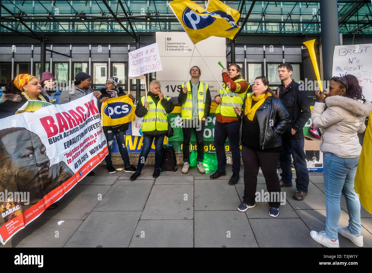 Londres, Royaume-Uni. 10 avril 2019. À la campagne le gouvernement ministère de l'économie, de l'énergie et de stratégie industrielle (IBE) faire preuve de solidarité avec les travailleurs indépendants à la fin de leurs trois jours de grève pour un salaire décent et des termes et conditions. Les travailleurs sont sur la pauvreté payer, sous-traitées par Ararmark à BEIS qui ont répondu avec des menaces de licenciements. Beaucoup sont également des difficultés financières en raison de leur refus de l'employeur d'une partie de leur salaire à la suite d'un changement à leur cycle de paye. Crédit : Peter Marshall/Alamy Live News Banque D'Images