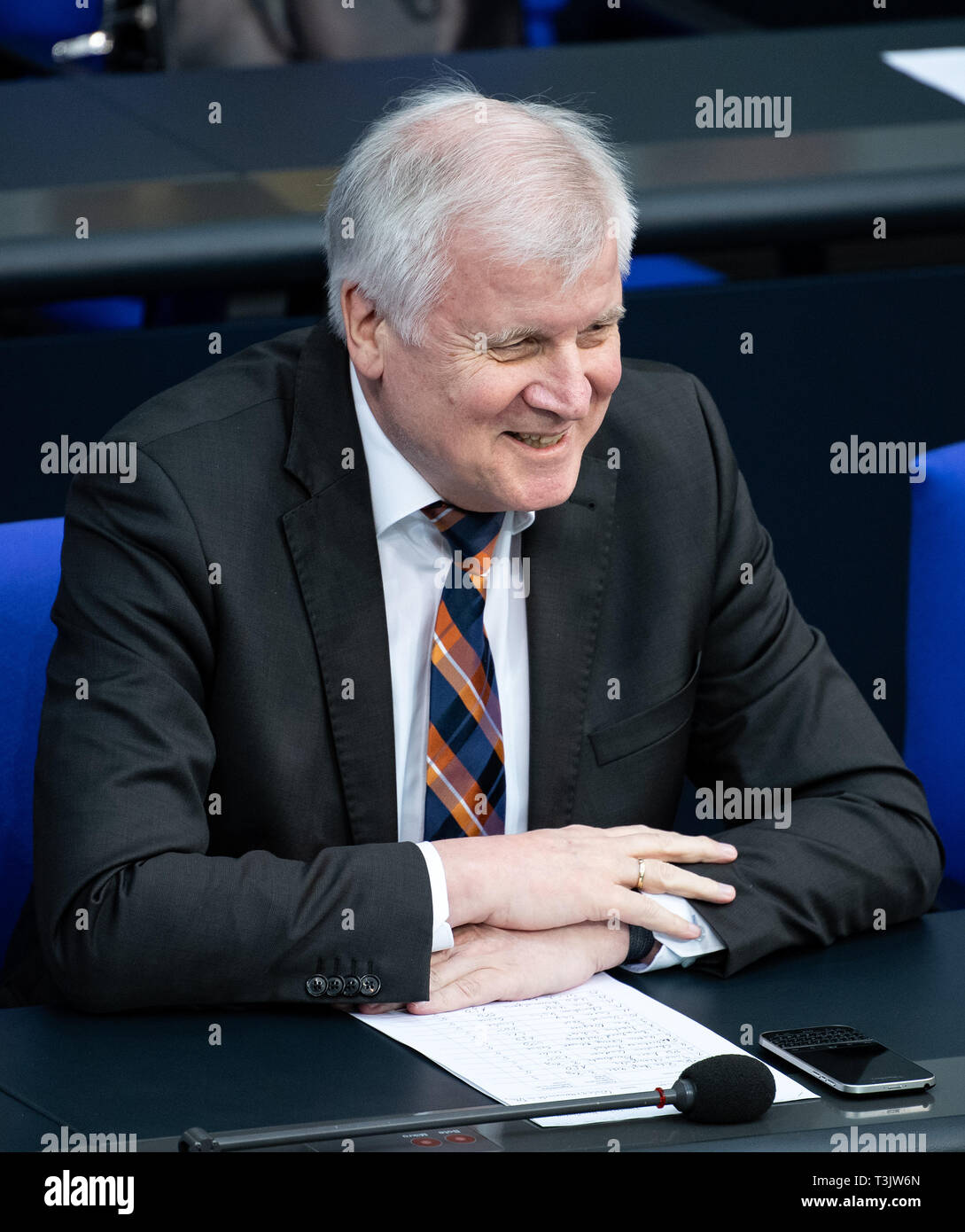 Berlin, Allemagne. 10 avr, 2019. Horst Seehofer (CSU), Ministre fédéral de l'Intérieur, de l'Intérieur et de la construction, se trouve dans la session plénière du Bundestag après un vote sur une motion présentée par le FDP de l'appeler à la session en cours. Même si la demande a été rejetée lors d'un saut de mouton vote, le ministre de la Construction a suivi l'heure du vote. Dpa : Crédit photo alliance/Alamy Live News Banque D'Images