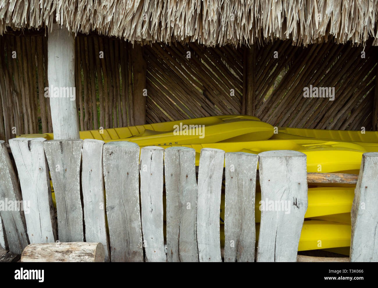 Kayaks à louer au lac Chichancanab aussi connu comme Chichankanab. Quintana Roo, au Mexique. Banque D'Images