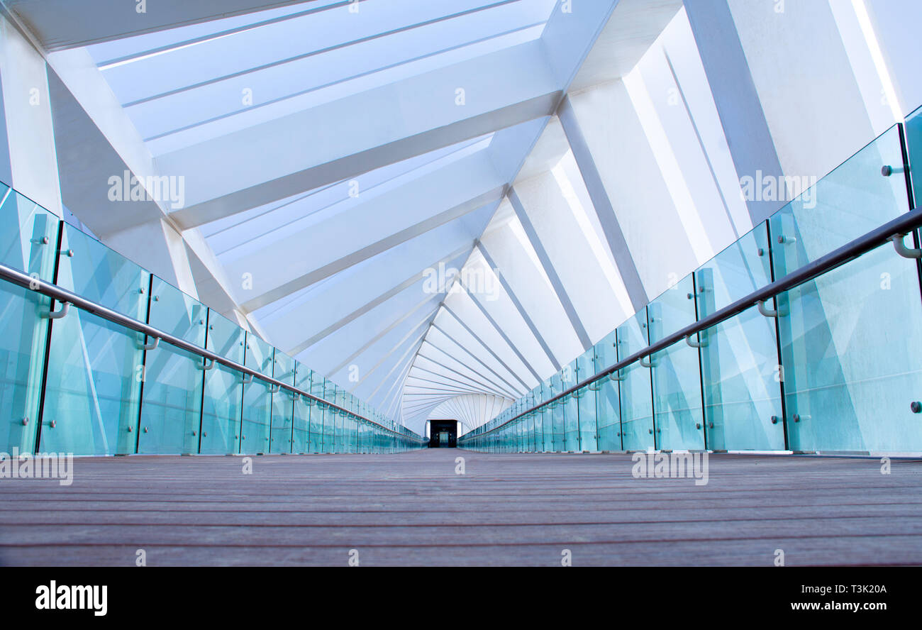 La conception de l'architecture moderne de Dubaï Concept Pont spirale nouvelle attraction de canal d'eau de la baie d'affaires célèbre destination de voyage Banque D'Images