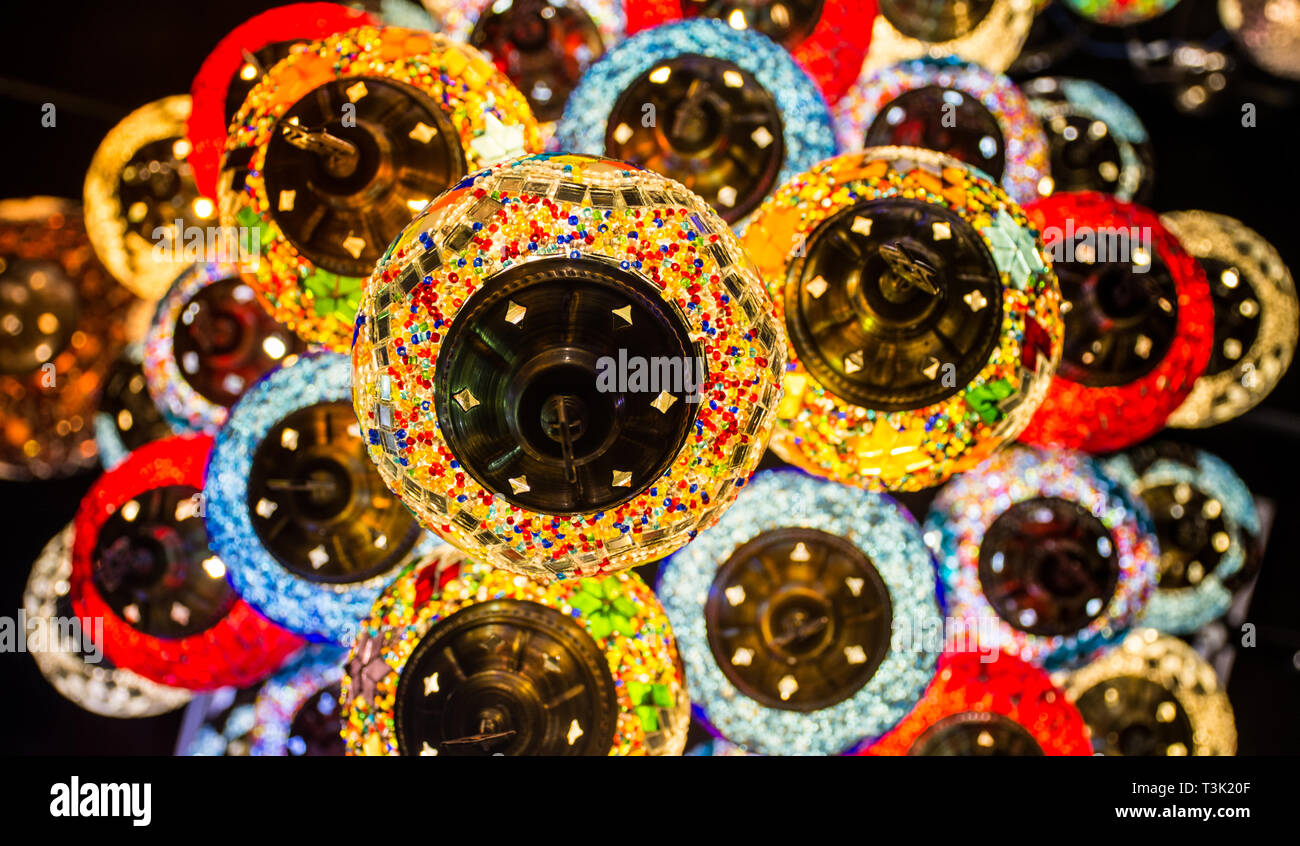 Multycolor historique de bain turc traditionnel des lampes suspendues sur à partir d'épices et de Gold Souk de Dubaï Banque D'Images Multycolor historique de bain turc traditionnel des lampes suspendues sur à partir d'épices et de Gold Souk de Dubaï Banque D'Images