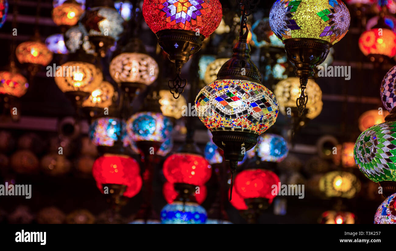 Les Lapm lumière suspendu traditionnel turc belles ampoules colorées Crystal Gold Souk de Dubaï cliquez sur Banque D'Images