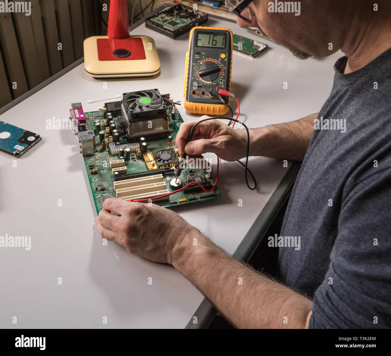 Technicien en électronique est le test d'une puce d'ordinateur. Réparation de PC Banque D'Images