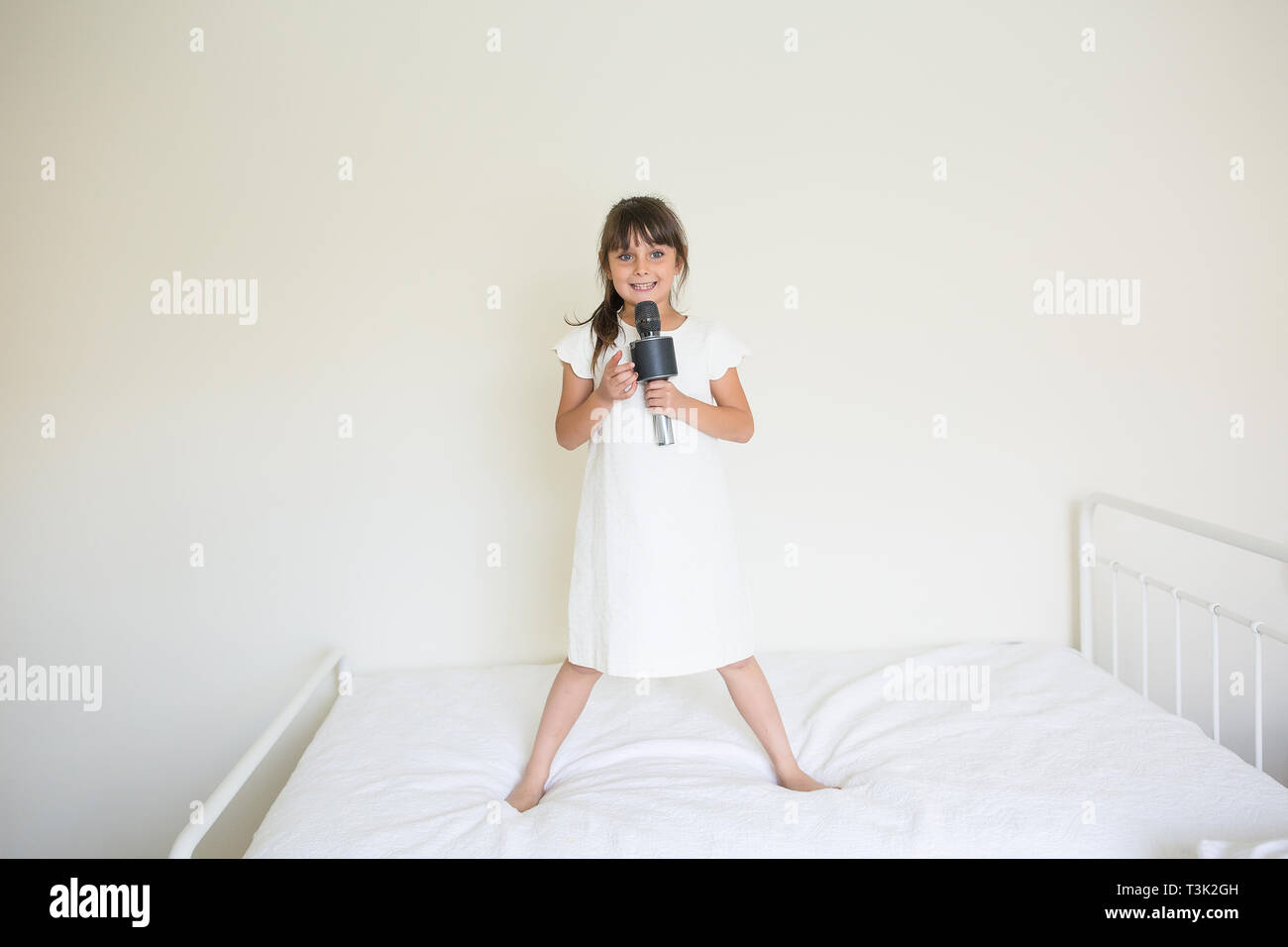 6-7 ans, fille chanter Banque D'Images