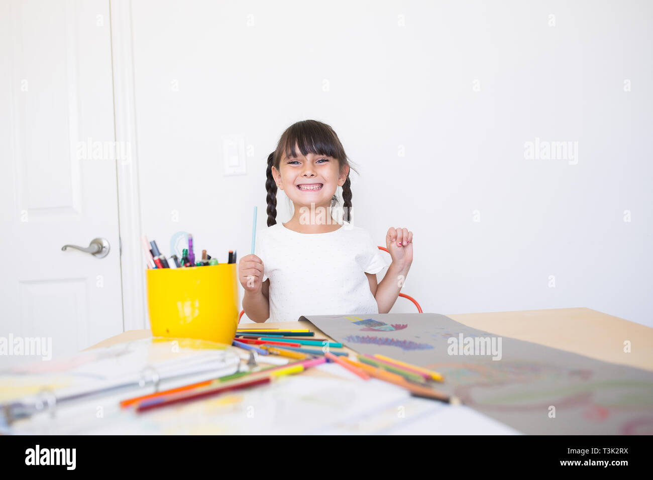 6-7 ans fille est coloration Banque D'Images