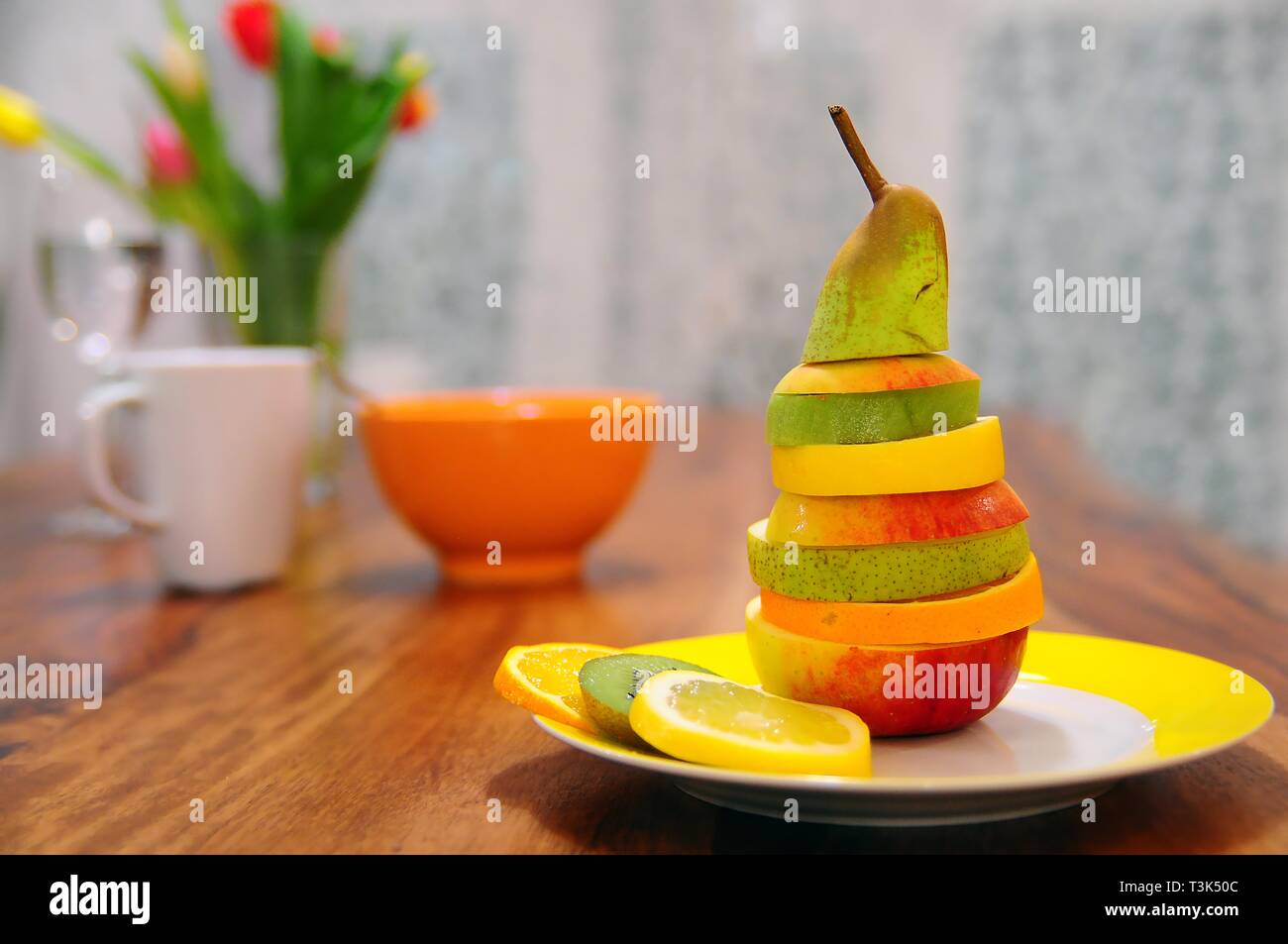 Tranches de divers fruits empilées, décoration riche en vitamines Banque D'Images