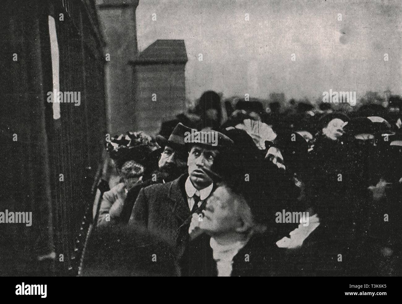 La notification officielle de la mort du roi Édouard VII affecté à l'extérieur du palais de Buckingham, mai 1910. Créateur : Inconnu. Banque D'Images