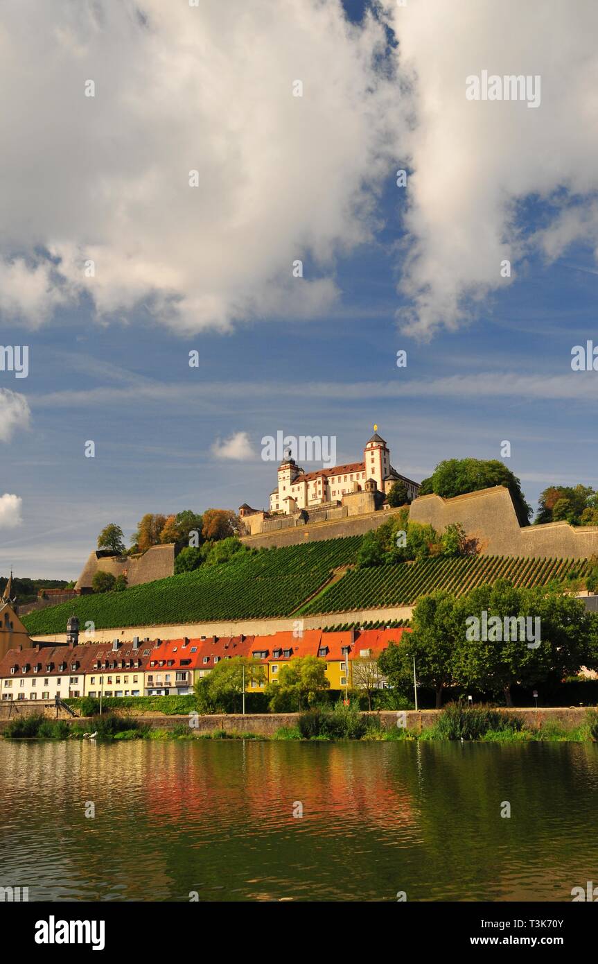 Vue sur la rivière Main à la forteresse Marienberg, en Basse-franconie, Franconia, Bavaria, Germany, Europe Banque D'Images