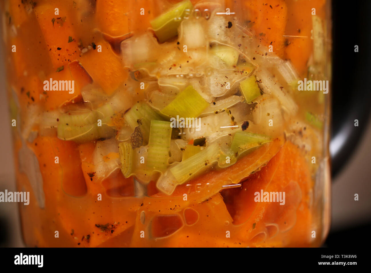 Un chargement de nourriture savoureuse, représenté à un processeur de nourriture prête à être mélangé pour faire de la soupe, représentée dans une maison à Southampton, Hampshire, Royaume-Uni. Banque D'Images