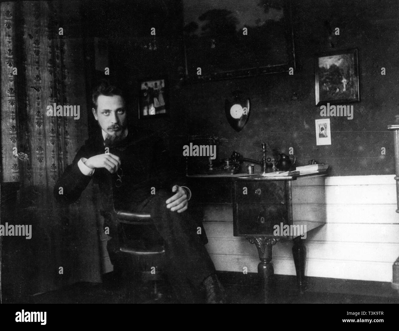 Rainer Maria Rilke dans son étude, c. 1905. Organisateur : anonyme. Banque D'Images