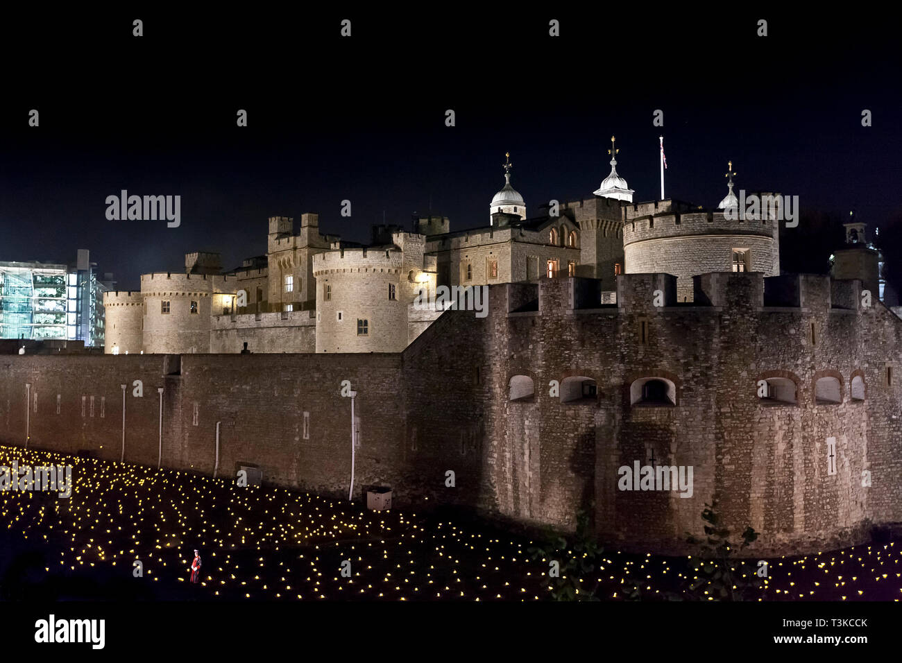 Centenaire de la Première Guerre mondiale hommage commémoratif à la Tour de Londres - au-delà de l'approfondissement Ombre Banque D'Images