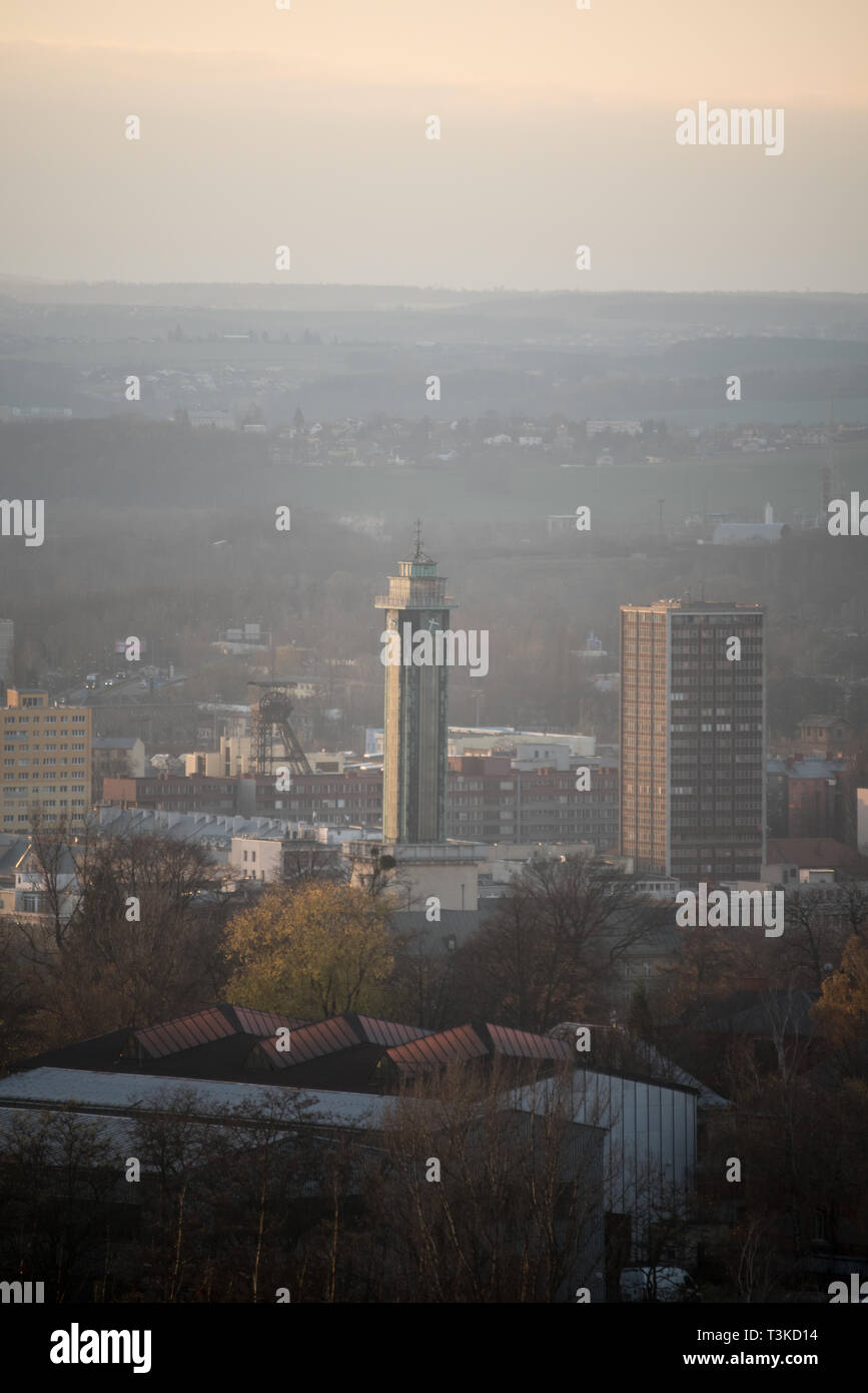 Vue de la mairie de radnice Hala Ema Hill dans la ville d'Ostrava en République tchèque au cours de journée d'automne brumeux Banque D'Images