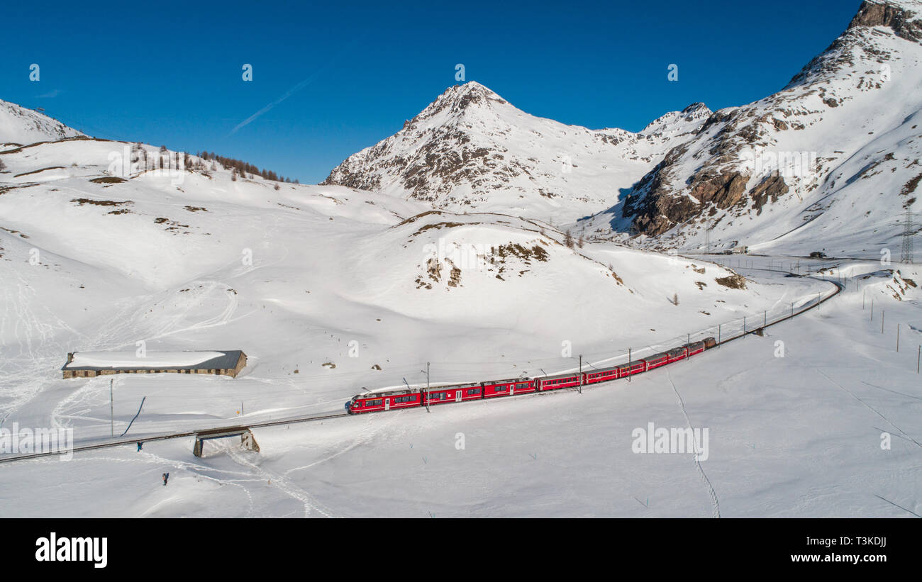 Bernina Express sur le chemin de fer rhétique. L'UNESCO Banque D'Images