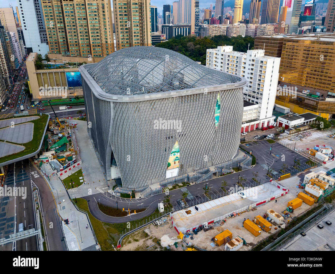 Vue aérienne de la nouvelle Xiqu Centre, dédié à la promotion du riche patrimoine de xiqu Chine, West Kowloon Cultural District, Hong Kong, Chine. Banque D'Images