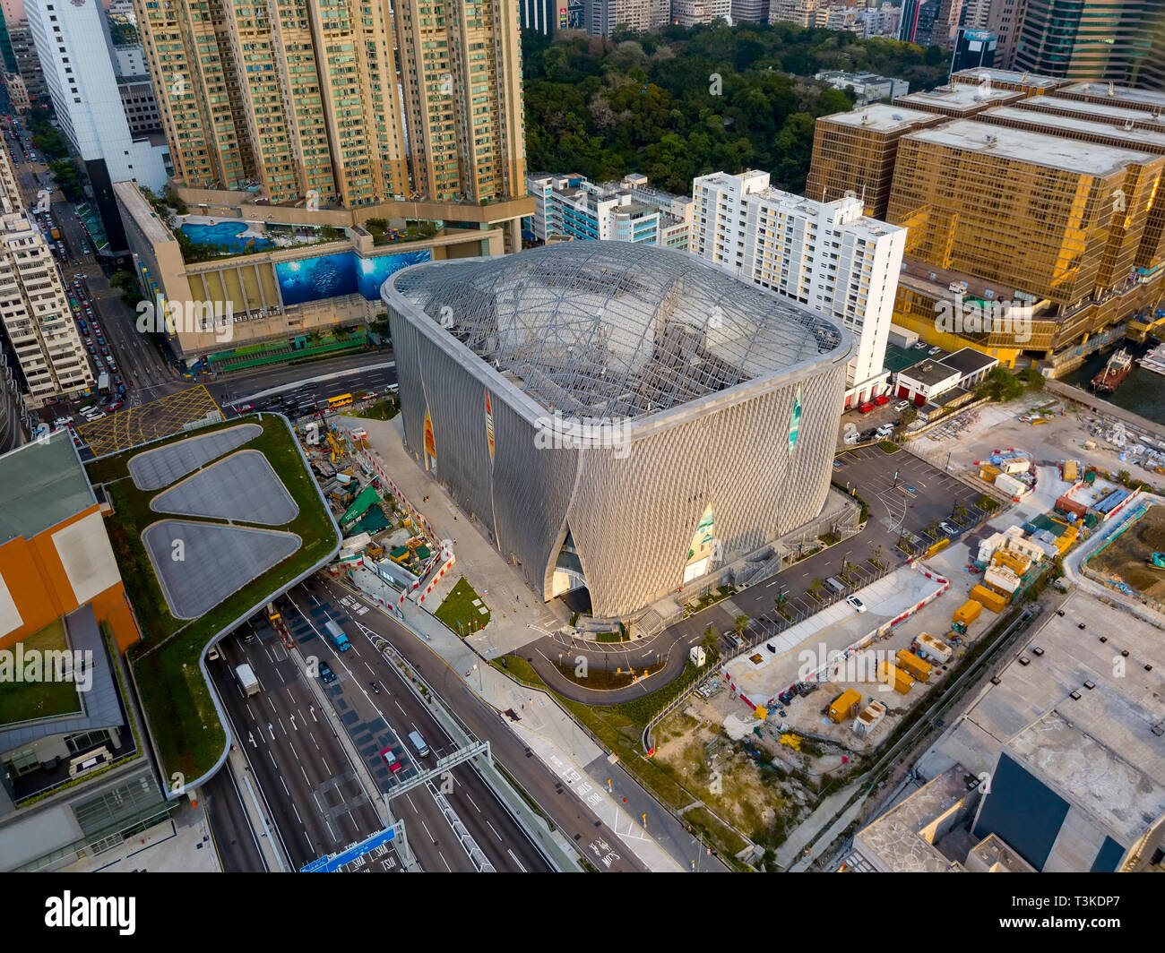 Vue aérienne de la nouvelle Xiqu Centre, dédié à la promotion du riche patrimoine de xiqu Chine, West Kowloon Cultural District, Hong Kong, Chine. Banque D'Images