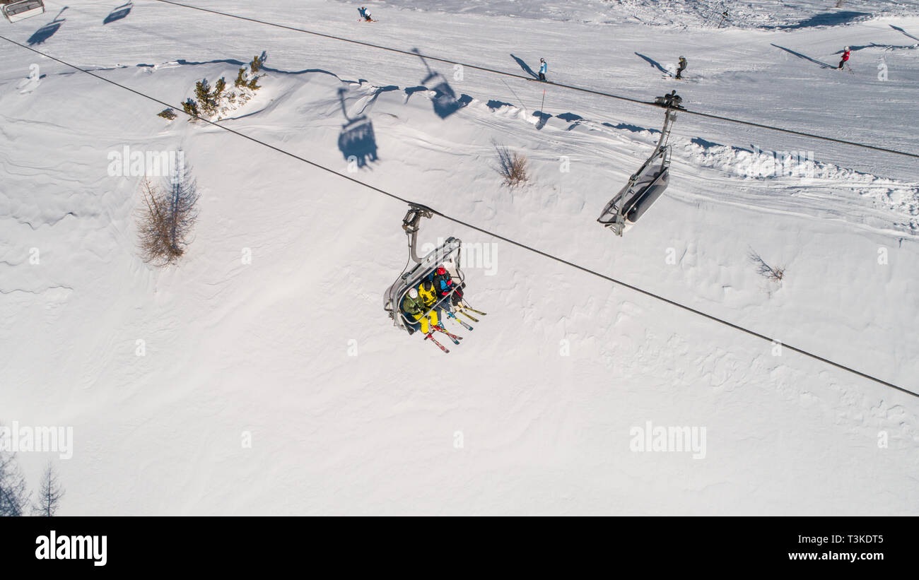 Skieurs sur la vue de dessus. Station de ski d'Europe Banque D'Images