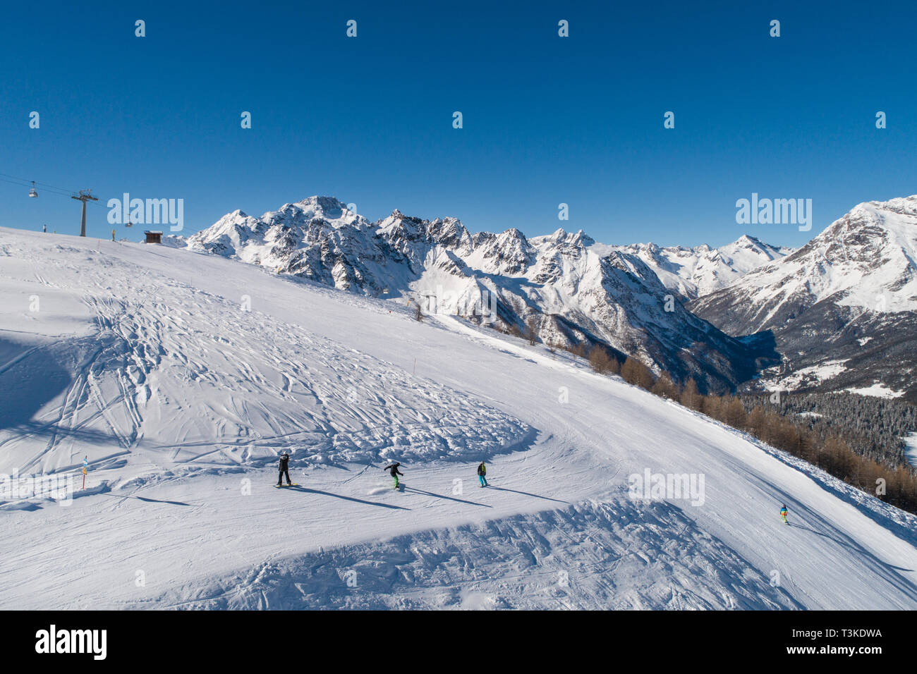 Skieurs et planchistes sur la piste, la station de ski dans les Alpes italiennes. La Valtellina. Banque D'Images