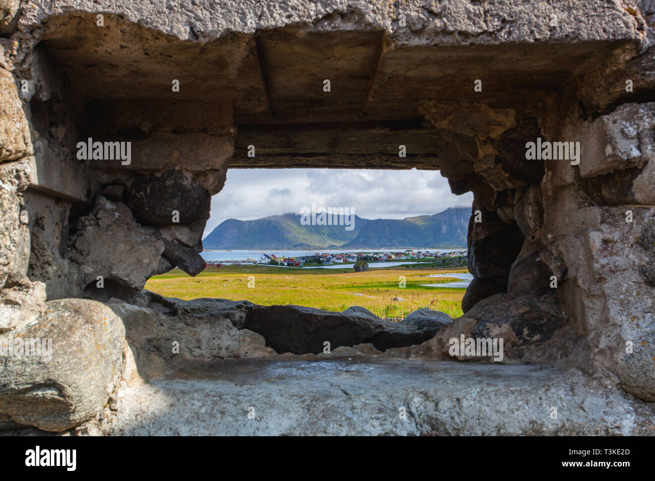 Dans l'ancienne station radar. Vue sur la côte à Eggum, îles Lofoten, Norvège Banque D'Images