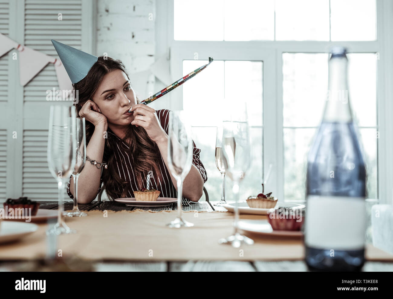 Ennuyer Femme Ivre Celebre Son Anniversaire Seul Photo Stock Alamy Ennuyer Femme Ivre Celebre Son Anniversaire Seul Photo Stock Alamy