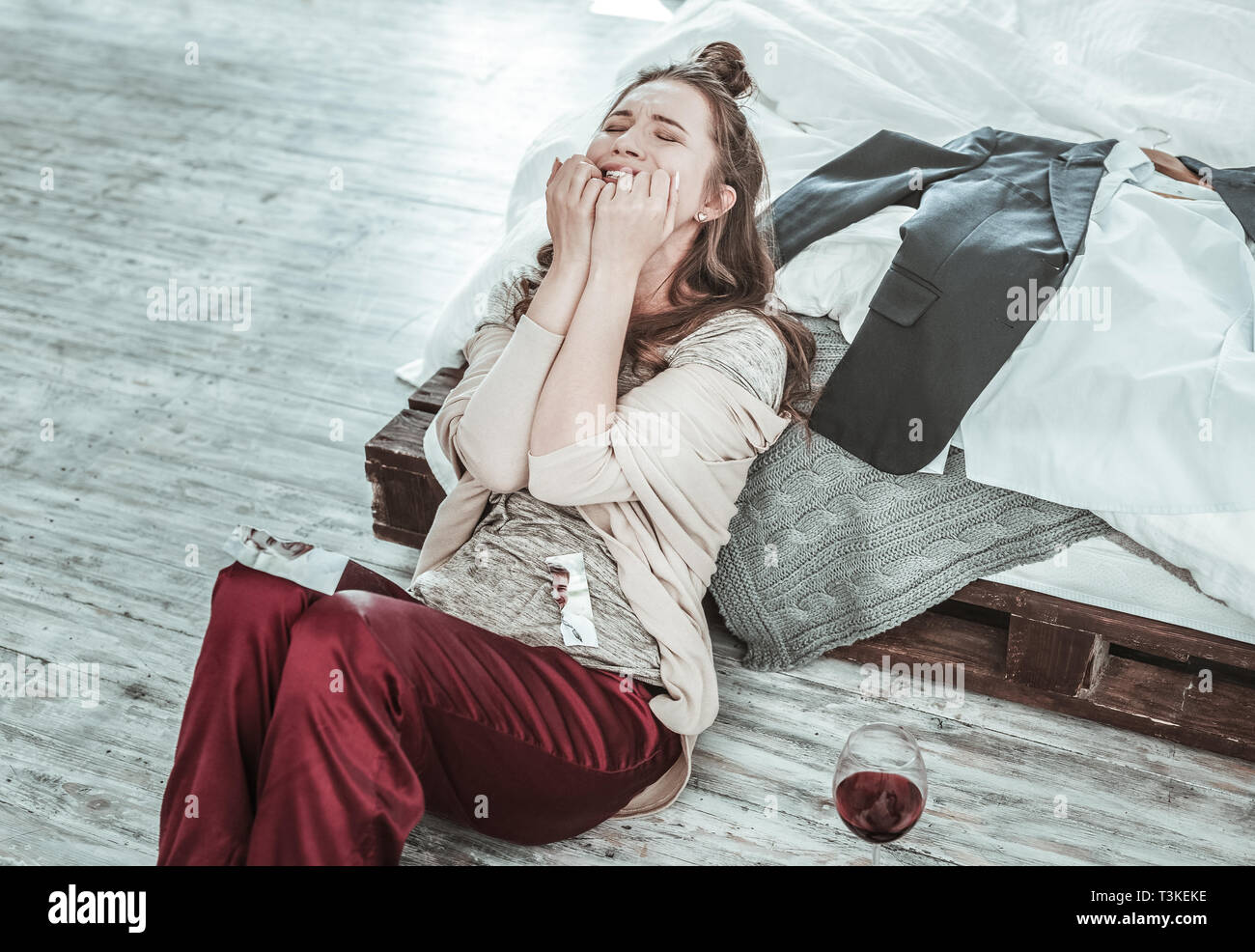 Jeune femme pleurer seul à son domicile Banque D'Images